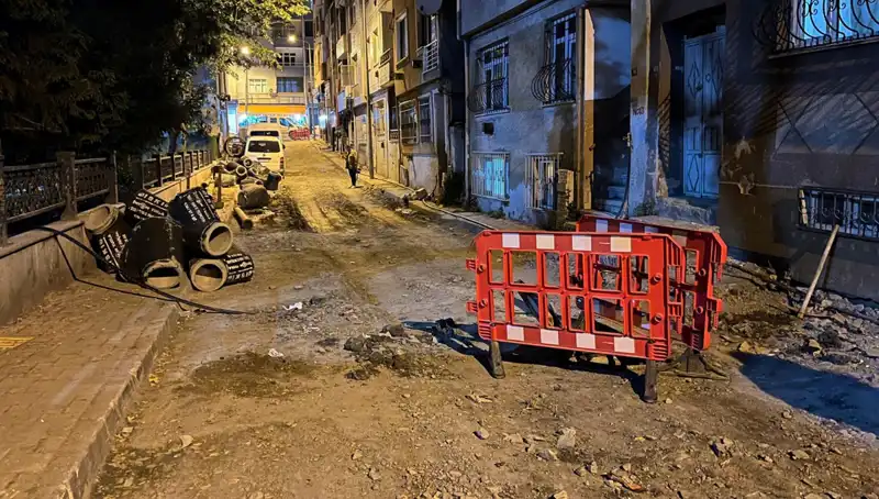 Bayrampaşa'da Altyapı Çalışmaları Sırasında Rögar Kapağı Patladı, Tehlike Yükseldi