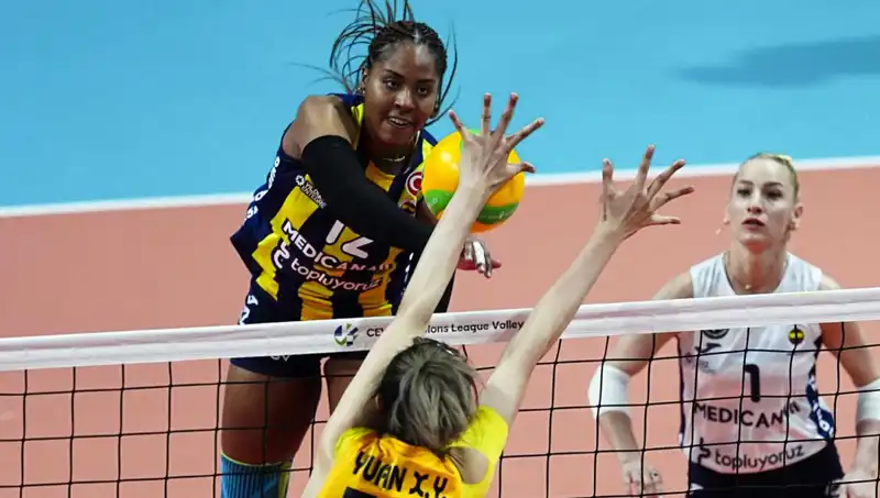 Avrupa'nın Kalbinde Türk Derbisi: Fenerbahçe, Vakıfbank'a Tarihi Farkla Galip Geldi