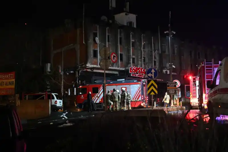 Maslak'ta Yangın Paniği: Beş Araç Kül Olurken Panik Havası Hakim!