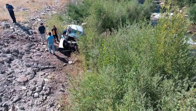 Sivas'ta Otomobil Dere Yatağına Uçtu, İki Kişi Hayatını Kaybetti
