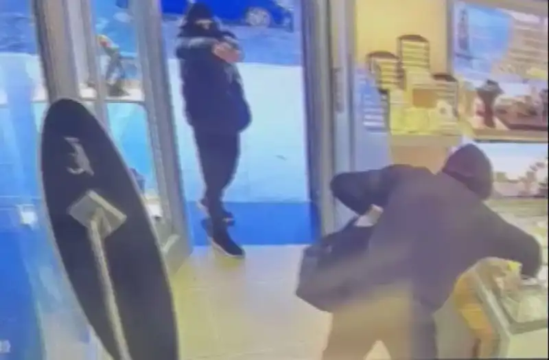 Ümraniye’de Maskeli Soygun Girişimi: Güvenlik Kameralarına Yansıyan Korku Dolu Anlar