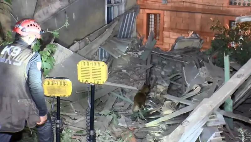 İstanbul'da Deprem Sonrası Güvenlik Kaygıları Artarken, Bina Çöktü