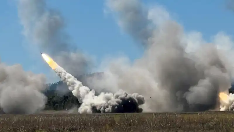 Avustralya'nın Askeri Gücünü Gösteren HIMARS Atışı: Tatbikatın İlk Anları
