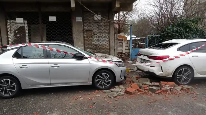 İstanbul’da Dört Katlı Binada Şok Eden Balkon Çökmesi Olayı!
