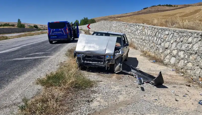 Kontrolden Çıkan Otomobil Duvara Çarptı: 2 Yaralı! Olay Nasıl Gerçekleşti?