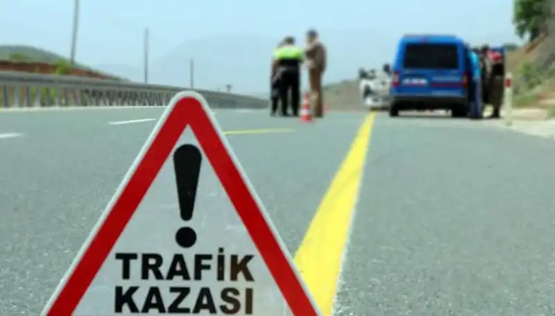 Otomobil ile Hafif Ticari Araç Çarpışması: Acı Kaza 6 Can Aldı
