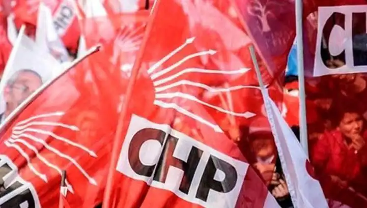 CHP'de Üç İlçe Kongresi Erteleniyor: Siyasi Arenada Gözler Bu Gelişmede!