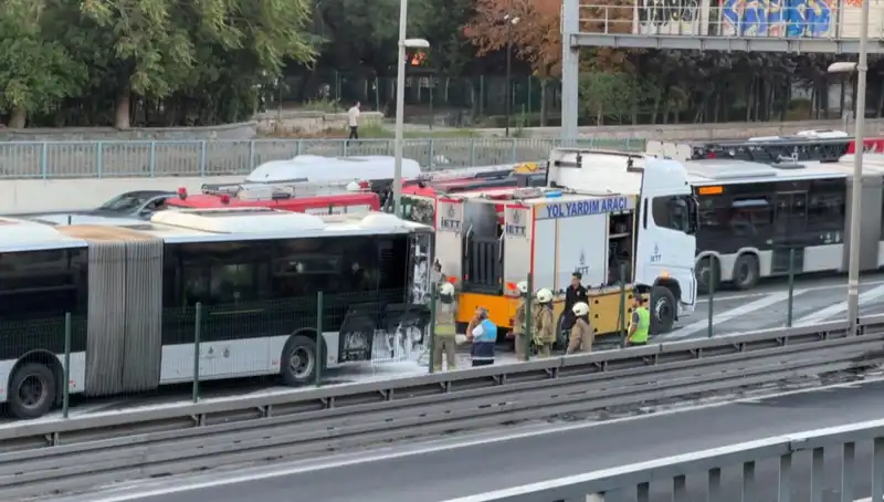 İstanbul Metrobüs Yangını: Trafik Zincirleme Felç Oldu!