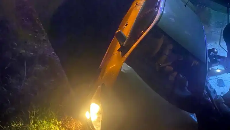 Adana'da Şarampole Devrilen Otomobilde İki Yaralı: Kaza Anı Kamerada!