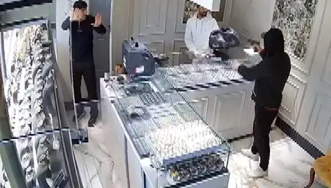 Bursa’da Kuyumcuya Soygun Girişimi: Korku Dolu Anlar Kamerada