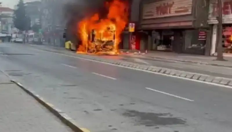 Ümraniye’de Tüyler Ürperten Yangın: Aniden Alevler İçinde Kaldı