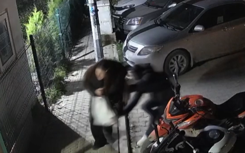 İzmir'de Eski Sevgili Cinayeti: Genç Kadın Hayat Mücadelesini Kaybetti