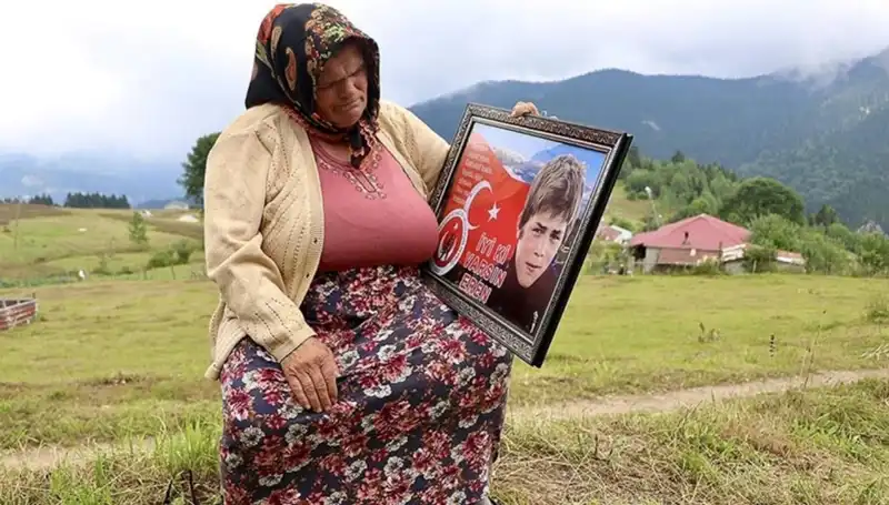 DEM Parti, Eren Bülbül’ün Annesiyle Muhtiş Bir Bayram Kutladı