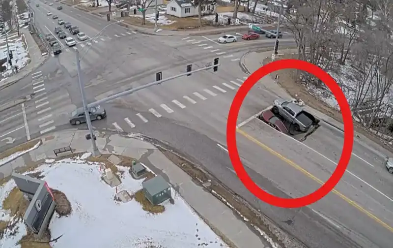 ABD'de Yeraltı Çöküntüsü: Arabalar Toprağa Gömüldü!