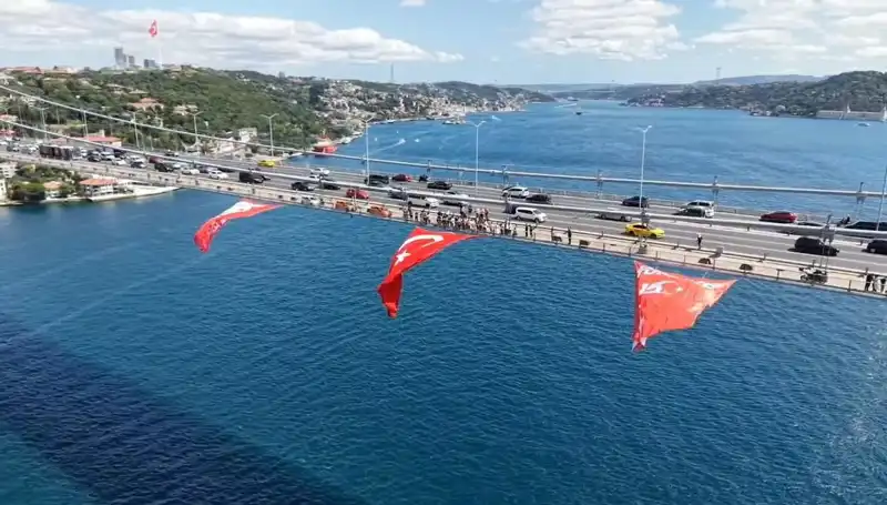 Dev Türk Bayrağı, Gizemli Köprüye Asıldı! Neden Bu Kadar Önemli?