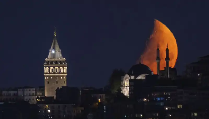 İstanbul'da Yarım Ay Gökyüzünü Aydınlattı: Şehir Bu Güzellikte Mest Oldu
