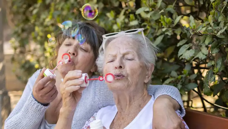 100 Yaşına Basan İki Kadından Uzun Yaşamın Sırrı: Diyet Değil, Başka Şeyler!