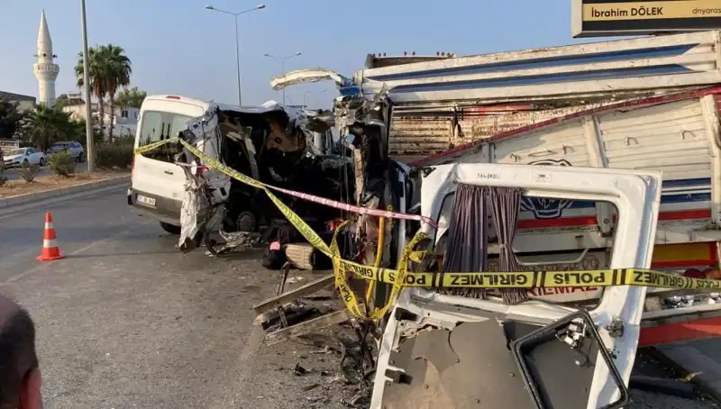 Mersin'de Bonkör Tatil Yolunda Feci Kaza: İki Kişi Hayatını Kaybetti