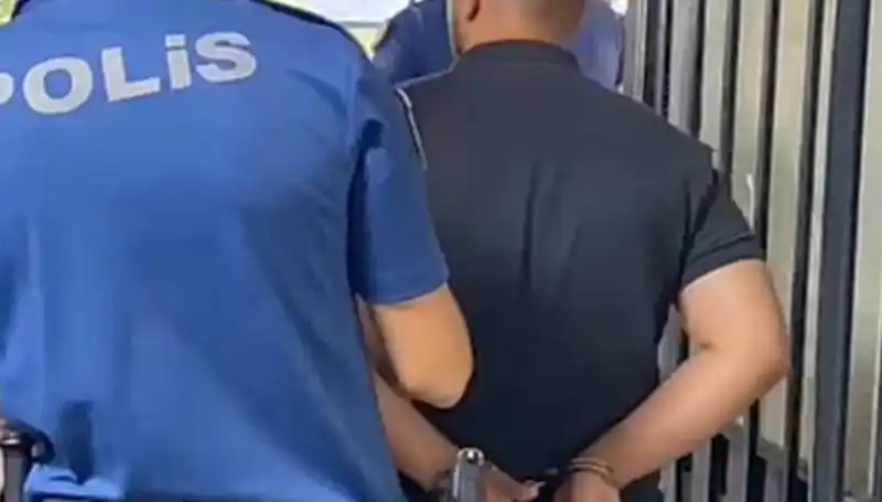 İzmir'de Polise Saldıran Şahıs Yakalandı, Olayın Ardındaki Gerçekler Ortaya Çıktı!