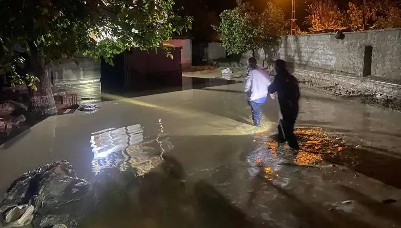 20 Dakikalık Şiddetli Yağış: Sel Felaketi Evleri Yıktı ve Boşaltma Gerekti
