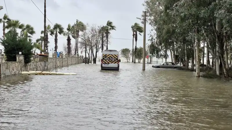 Göl Taşınca İlçe Sular Altında Kaldı, Araçlar ve İş Yerleri Zarar Gördü