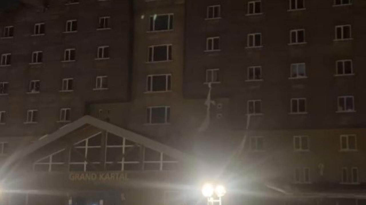 Otelden yangın anında şaşırtıcı kurtuluş yöntemi: Çarşaflarla kaçtılar