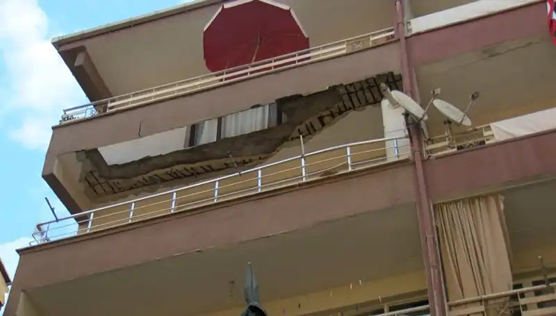 Güngören'de Korkunç Çökme: Beş Katlı Binanın Balkonu Yerle Bir Oldu