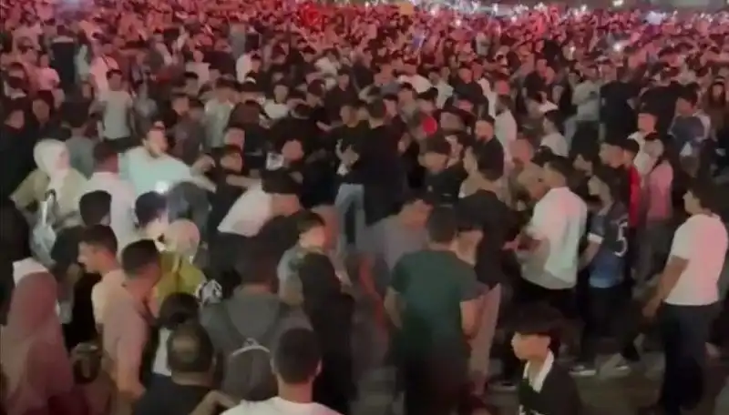 Bir Konserde Bıçaklı Kavga: Üç Kişi Yaralandı, Olayın Ardındaki Sebepler Neler?