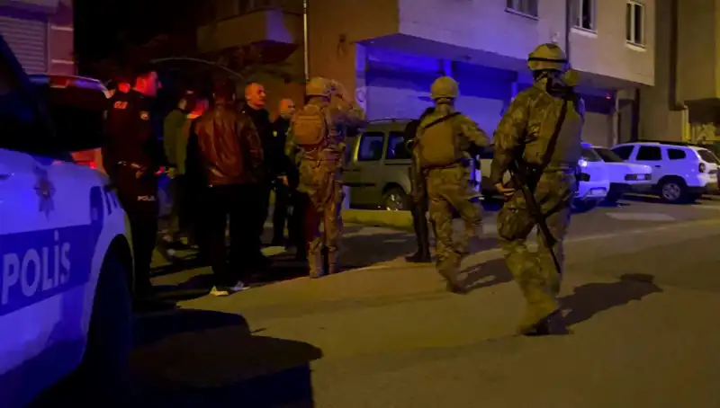 Balkondan Tüfekle Ateş Açan Şahıs, Polisin Geldiğini Öğrenince Evin Kapısını Kilitledi