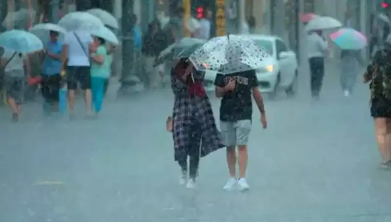 İstanbul'da Sağanak Yağış ve Yangın Bölgesinde Şiddetli Rüzgar Uyarısı