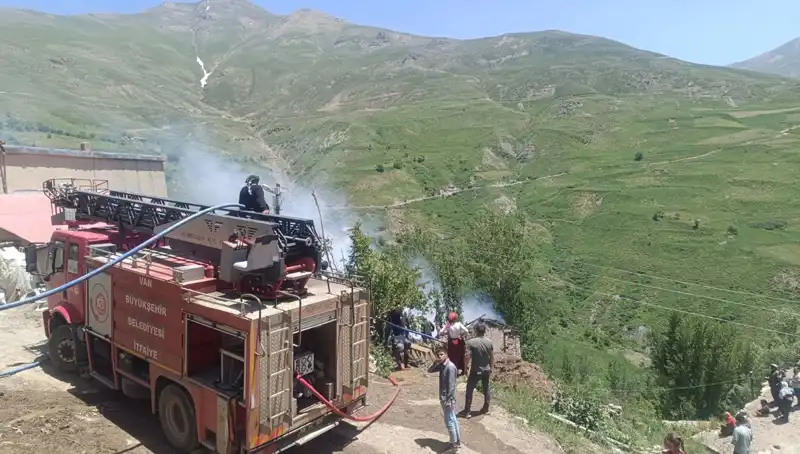 Van'da Korkunç Olay: Evdeki Yangında Küçük Bir Çocuk Hayatını Kaybetti