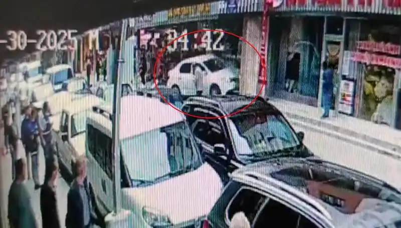 Alkollü Sürücü Mağazaya Dalarken İki Çocuğu Son Anda Kurtardı