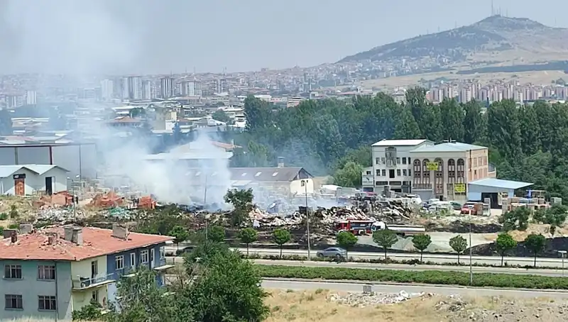 Otluk Alanda Çıkan Yangın Depoyu Nasıl Küle Çevirdi?