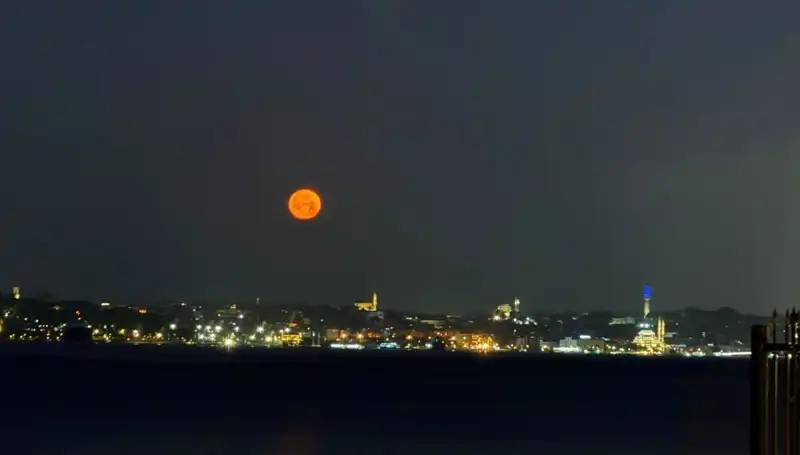 Çilek Dolunayı İstanbul'da Büyüleyici Manzaralarla Yüzleri Güldürdü