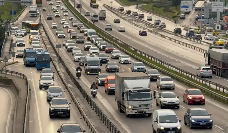 İstanbul Sabah Trafiği Kâbusu: Anadolu Yakası’nda Araçlar İlerlemekte Zorlanıyor