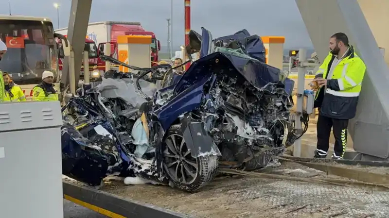 Silivri'de Feci Kaza: Otomobil Gişe ile Otobüs Arasında Sıkıştı, Can Kaybı Var