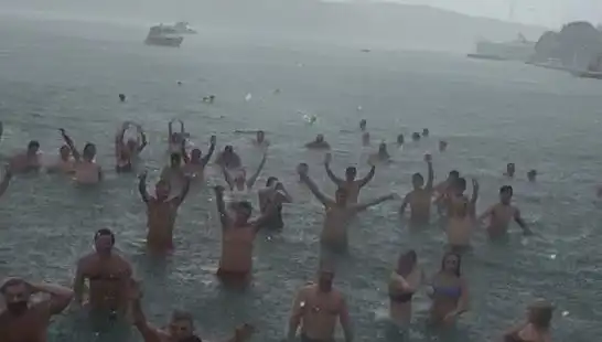 İstanbul'un Bebek Plajı'nda Yağmura Rağmen Denize Girenler Şaşkınlık Yarattı