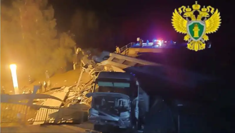Rusya'da İki Köprü Çöktü: Trajik Tren Kazasında Yedi Kişi Hayatını Kaybetti
