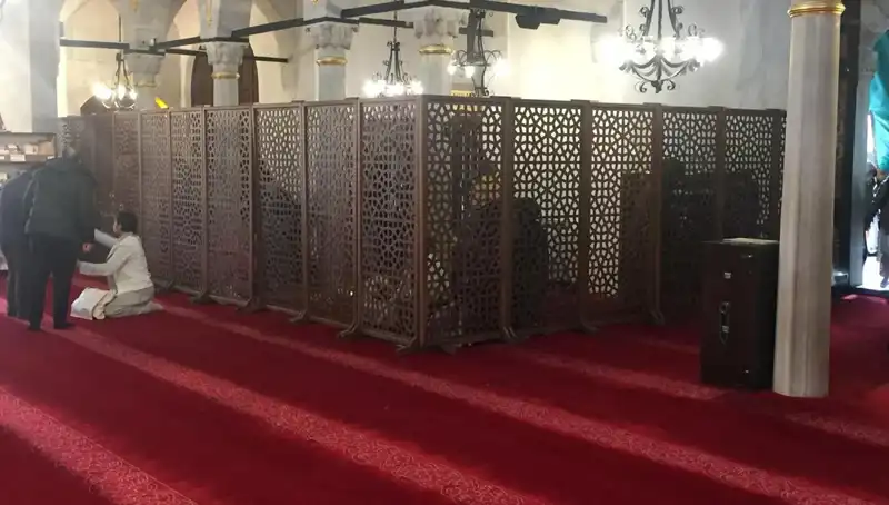 Kadın ve Erkeklerin Yan Yana Teravih Namazı Kıldığı İddiası: Gerçekler Ne?