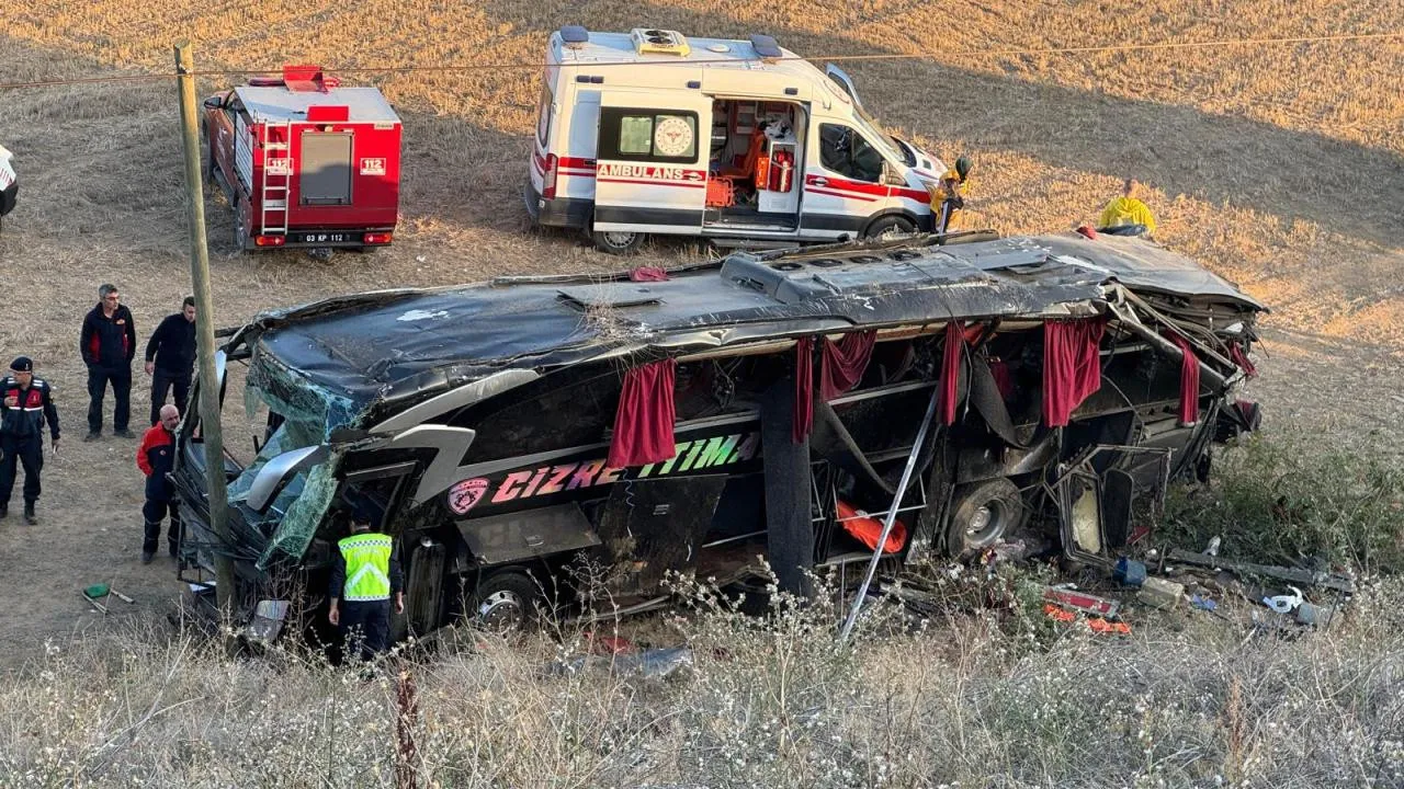 Afyonkarahisar’da Yolcu Otobüsü Devrildi: 21 Kişi Yaralandı