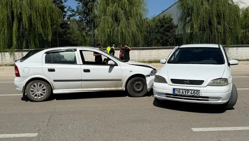 İki Otomobilin Çarpışması Sonucu İki Yaralı: Kazanın Ayrıntıları