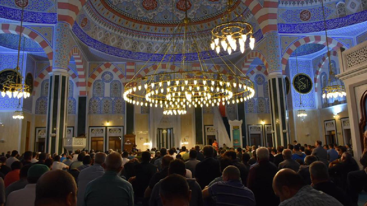 Regaib Kandilinde Müslümanlar dualarda bir araya geldi.